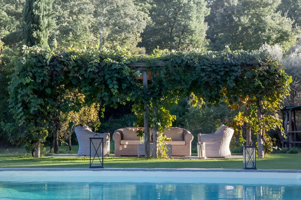 Fotografia di esterni con giardino, piscina e area relax