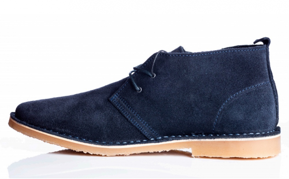 Fotografia prodotto di scarpa blu in camoscio su sfondo chiaro